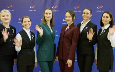 Дарья Михнюк на фото 4-ая слева. Фото Роскосмос