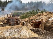 Местные жители каждый день, как добровольцы, приходят копать рвы / фото t.me/vitalykoval8