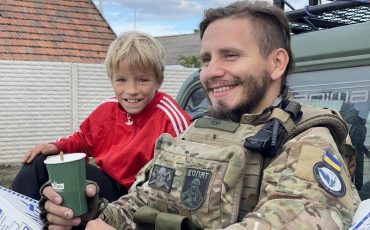 Кирилл Иванов с юным жителем одного из освобождённых населённых пунктов в Украине