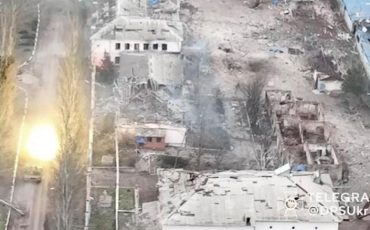 Танк стреляет на одной из улиц Соледара. Украина, 8 января 2023 года. Фото: Reuters