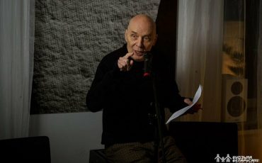 13 января Александр Филиппенко принимал участие в вечере белорусского писателя Саши Филипенко в Вильнюсе, где читал его произведение. Фото: «Будзьма»