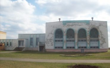 И сейчас оно выставлено Здание школы с бассейном в Дубовке осенью выставлялось на аукцион за 24.055 рублей