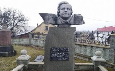 Помнік Ларысе Геніюш у Зэльве. Фота: nebovkletku