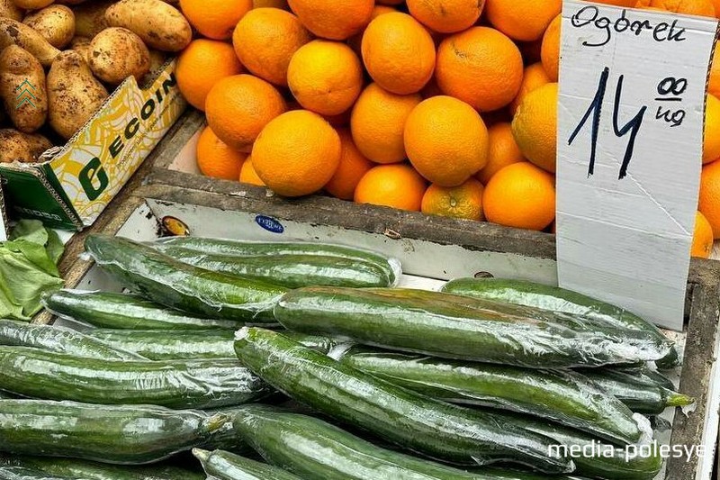 Огурцы на рынке в Варшаве можно купить в индивидуальной упаковке по 14 злотых