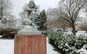 Девочка с голубем в детском парке 28 марта. Фото из соцсетей