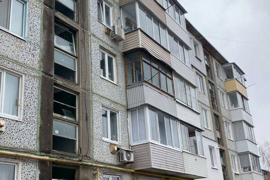 По данным МЧС, от взрыва пострадали три дома. Местные жители прислали это фото телеграм-каналу «ЧП Тула» По данным МЧС, от взрыва пострадали три дома. Местные жители прислали это фото телеграм-каналу «ЧП Тула»