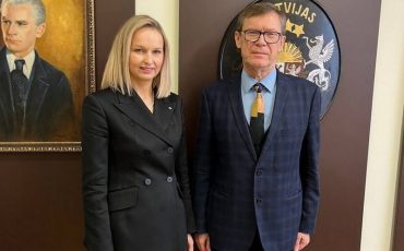 Алина Ковшик и Эйнарс Семанис. Фото: t.me/CabinetBelarus