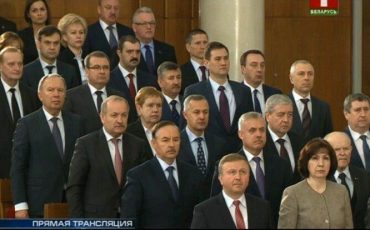 Чиновники во время исполнения гимна