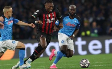 «Наполи» — «Милан»: Рафаэль Леао (в центре) уходит от соперников. Неаполь, Италия, 18 апреля 2023 года. Фото: Reuters