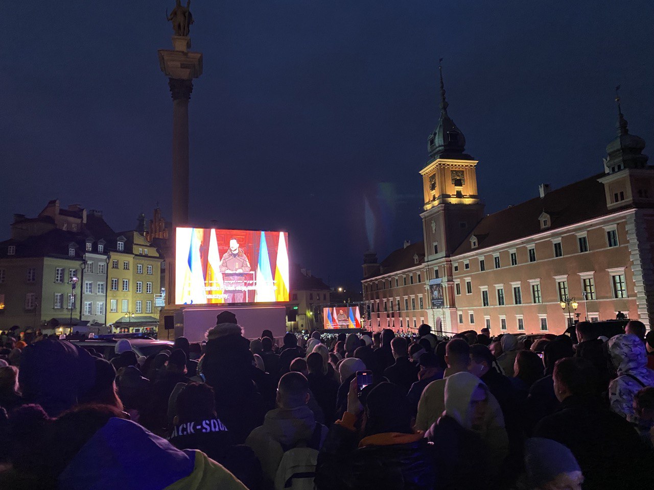 Выступление президента Украины Владимира Зеленского в Королевском замке транслируется на Замковую площадь в Варшаве 5 апреля 2023 года. Фото: Reform.by 