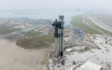 Фото: Ракета Starship готовится к первому запуску (twtter/SpaceX)