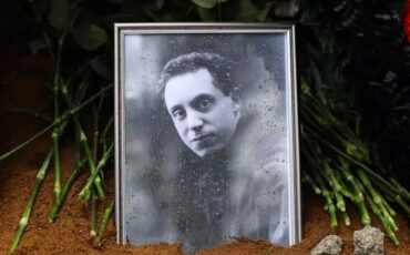 Момент перезахоронения Змитрака Бядули на Восточном кладбище 3 ноября 2020 года. Фото: «Радыё Свабода»