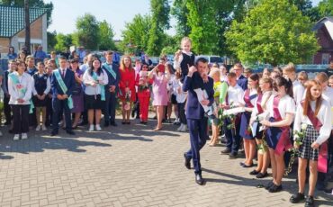 Последний звонок в Логишине. Фото райисполкома из соцсетей