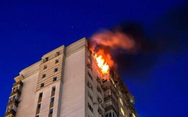 Пожар дома в Голосеевском районе Киева, возникший в результате российской атаки ночью 30 мая 2023 года. Фото: телеграм-каналы