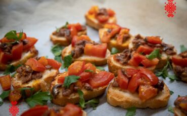 Брускетта с томатами и анчоусами