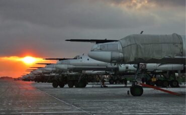 Строй ракетоносцев Ту-95МС на авиабазе, 2005 год. Фото: Dmitriy Pichugin