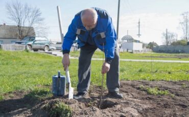Закладка сквера в Микашевичах в апреле 2023 года. Фото использовано в качестве иллюстрации. Фото РУПП 