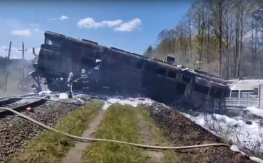 Пожарные тушат загоревшийся локомотив на перегоне Унеча - Рассуха, 1 мая 2023 г. Скриншот видео