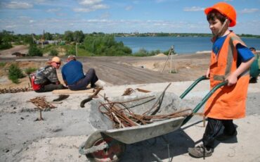 Подростки могут трудиться, но только не на тяжелых работах. / Александр Рюмин / ТАСС