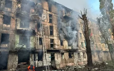 Ракета в Кривом Роге попала в многоэтажку. Фото: телеграм-канал Сергея Лысака Ракета в Кривом Роге попала в многоэтажку. Фото: телеграм-канал Сергея Лысака