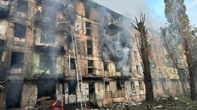 Ракета в Кривом Роге попала в многоэтажку. Фото: телеграм-канал Сергея Лысака Ракета в Кривом Роге попала в многоэтажку. Фото: телеграм-канал Сергея Лысака