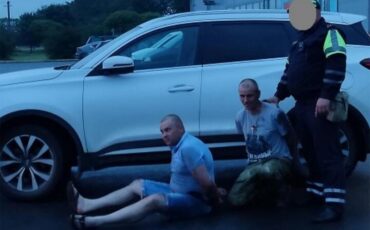 Россиянин, который представился Александром Быковым (первый слева) во время задержания в Ивацевичах. Брестская область, 17 июня 2023 года. Фото: «Ганцавіцкі час»