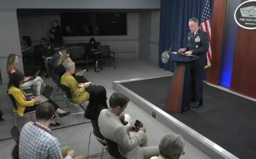 Скриншот видеозаписи брифинга