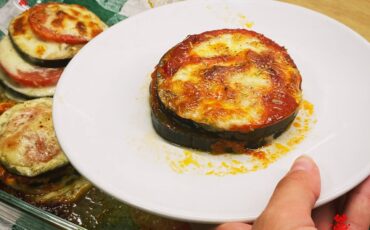 Баклажаны с помидорами и моцареллой