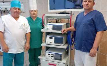 Главврач Столинской ЦРБ Виктор Мойсюк с сотрудниками рядом с новым обрудованием. Фото: Столинский райисполком