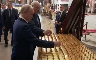 Путин вместе с Лукашенко пошел ставить свечи и креститься в Кронштадтский собор после удара по Одессе / скриншот