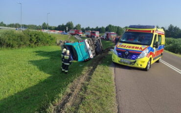 По предварительным данным, беларус не сопоставил скорость и дорожные условия. На повороте дороги Neoplan съехал на встречную полосу, улетел в кювет и перевернулся. Водителю перевернувшегося под Тересполем автобуса грозит до 5 лет лишения свободы Фото: biala-podlaska.policja.gov.pl Сообщается, что в момент аварии водитель был трезв. Это подтвердило обсследование. Мужчину задержали для выяснения обстоятельств. 6 июля ему было предъявлено обвинение в том, что он по неосторожности стал причиной ДТП. В беседе с офицерами он заявил, что торопился, поскольку его об этом просили опоздывающие пассажиры. Он был уверен, что проедет маршрут благополучно. Водителю перевернувшегося под Тересполем автобуса грозит до 5 лет лишения свободы Фото: biala-podlaska.policja.gov.pl Напомним, 5 июля около 6 часов утра под Тересполем перевернулся автобус Neoplan. Он ехал из Бреста в Модлин. В нем было 49 пассажиров – граждан Беларуси. В какой-то момент автобус съехал в кювет и опрокинулся. 11 пассажиров были госпитализированы для обследования. 6 пассажиров получили травмы, еще трое отделались общими ушибами. Источник: https://reform.by/voditelju-perevernuvshegosja-pod-terespolem-avtobusa-grozit-do-5-let-lishenija-svobody