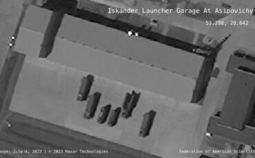На спутниковом снимке Maxar видны ракетные установки «Искандер» возле нового гаража на белорусской базе в Осиповичах
