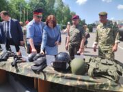 Кочанова осматривает экипировку внутренних войск. Фото: пресс-служба СР