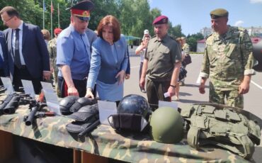 Кочанова осматривает экипировку внутренних войск. Фото: пресс-служба СР