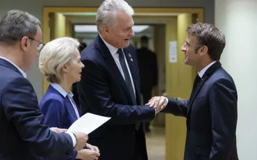 Премьер-министр Люксембурга Ксавье Беттель, президент Еврокомиссии Урсула фон дер Ляйен и Гитанас Науседа здороваются с президентом Франции Эммануэлем Макроном. Вильнюс, 10 июля 2023 года. Фото: Thierry Monasse / Getty Images