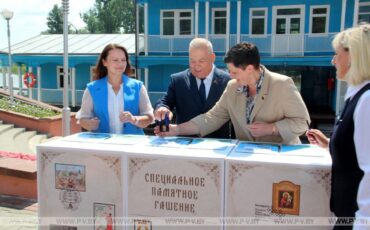 Во время гашения марок. Фото p-v.by