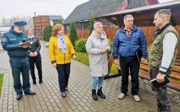 Комиссия во время посещения агроусадьбы. Фото: Пинский телеграм