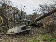 Украинские солдаты рядом с разрушенной военной техникой в освобождённом селе Александровка/ Еврорадио