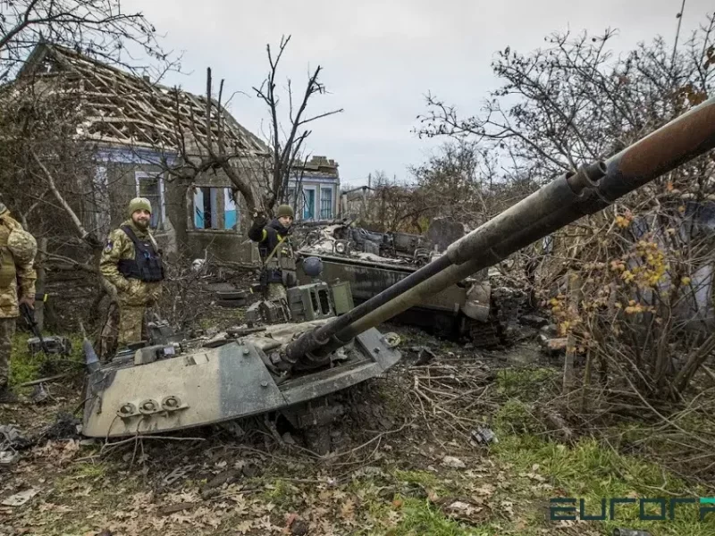 Украинские солдаты рядом с разрушенной военной техникой в освобождённом селе Александровка/ Еврорадио