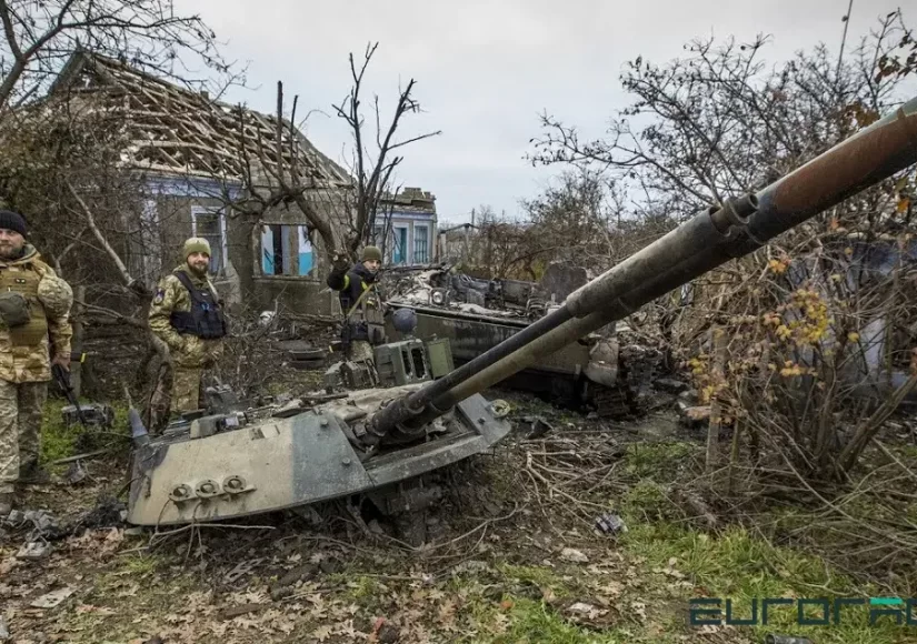 Украинские солдаты рядом с разрушенной военной техникой в освобождённом селе Александровка/ Еврорадио