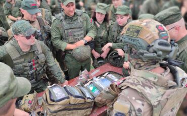 Инструкторы из ЧВК Вагнера во время встречи с военнослужащими 51-й артиллерийской бригады в Осиповичах. Публикация от 27 июля 2023 года. Источник: Оркестр который знает весь мир / vk.com