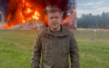 Глава Ровенской ОВА Виталий Коваль на фоне уничтоженного объекта. Скриншот видео