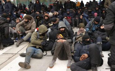 Мигранты в пункте пропуска «Брузги» на границе с Польшей 15 ноября 2021 года. Фото: Reuters