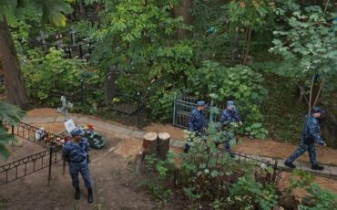 Российские силовики у могилы основателя ЧВК Вагнера Евгения Пригожина на Пороховском кладбище в Санкт-Петербурге 29 августа 2023 года. Фото: Reuters