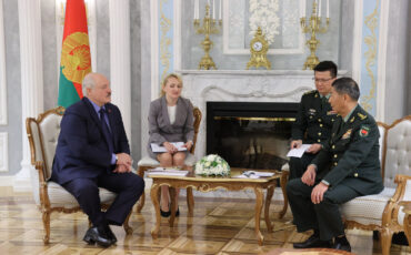 Александр Лукашенко и министр обороны Китая Ли Шанфу во время встречи в Минске, Беларусь. 17 августа 2023 года. Фото: president.gov.by