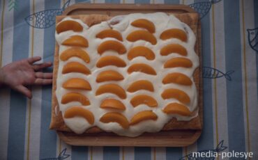 Пирог из слоёного теста со сливками и персиками