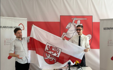 Прэзэнтацыя сьцяга вольнага Смаленску - фото Радио Свабода