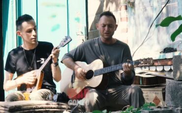 Лидер группы «Звери» Роман Билык исполняет песни перед воюющими в Украине россиянами. Август 2023 года. Скриншот видео