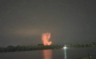 Фото взрыва от падения обломков, как утверждается, российского беспилотника на территории Румынии 4 сентября. Независимого подтверждения, что данное фото сделано на территории Румынии, нет. Фото: facebook.com/oleg.nikolenko.50