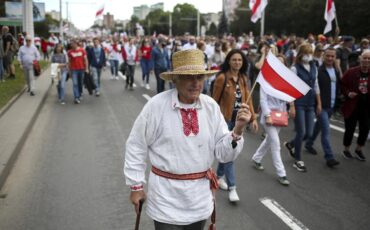 Сочетание белого и красного — древнее, эти цвета используются в традиционной одежде славян вообще и белорусов в частности © ASSOCIATED PRESS